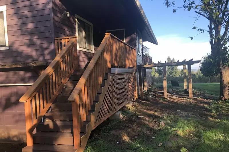 Dundee is a lovely, quiet town just outside of Newberg, The nearby countryside is full of wineries and vineyards.