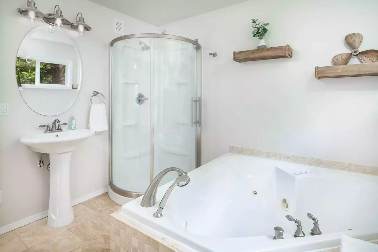 Everything is newly renovated in this large full bath