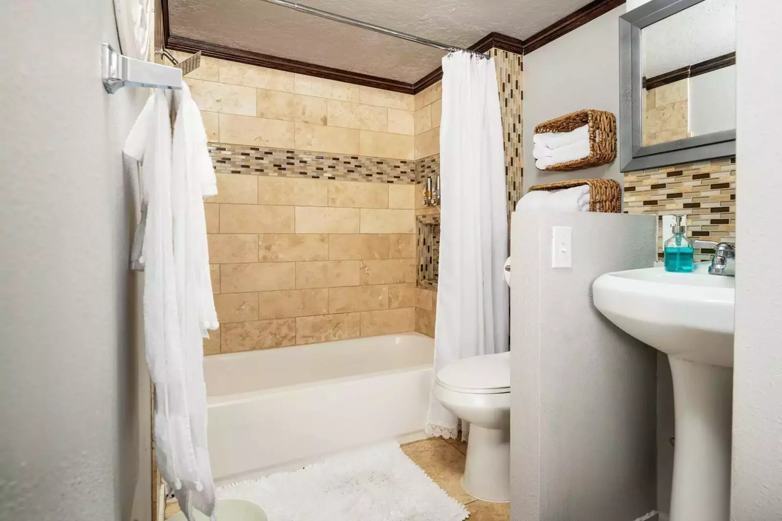 With 3 bathrooms everyone staying here has ample privacy.