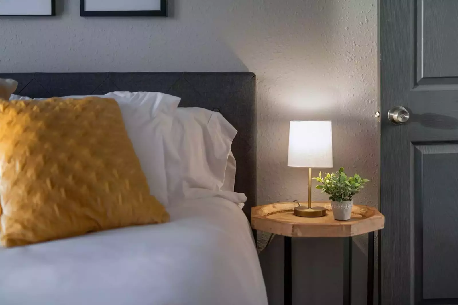 "Cute, clean, nicely decorated home with insanely comfortable beds... slept like a dream!!!" - Katie