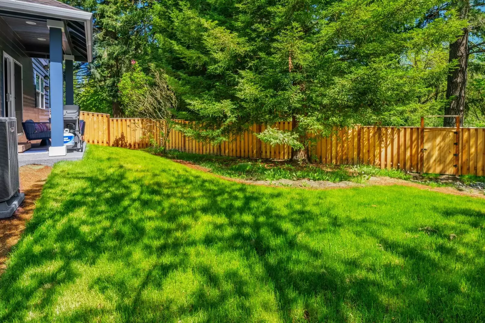 A ton of space, great backyard, grill, hot tub, entertainment room, ping pong in the garage, something for everyone.   -Ozan