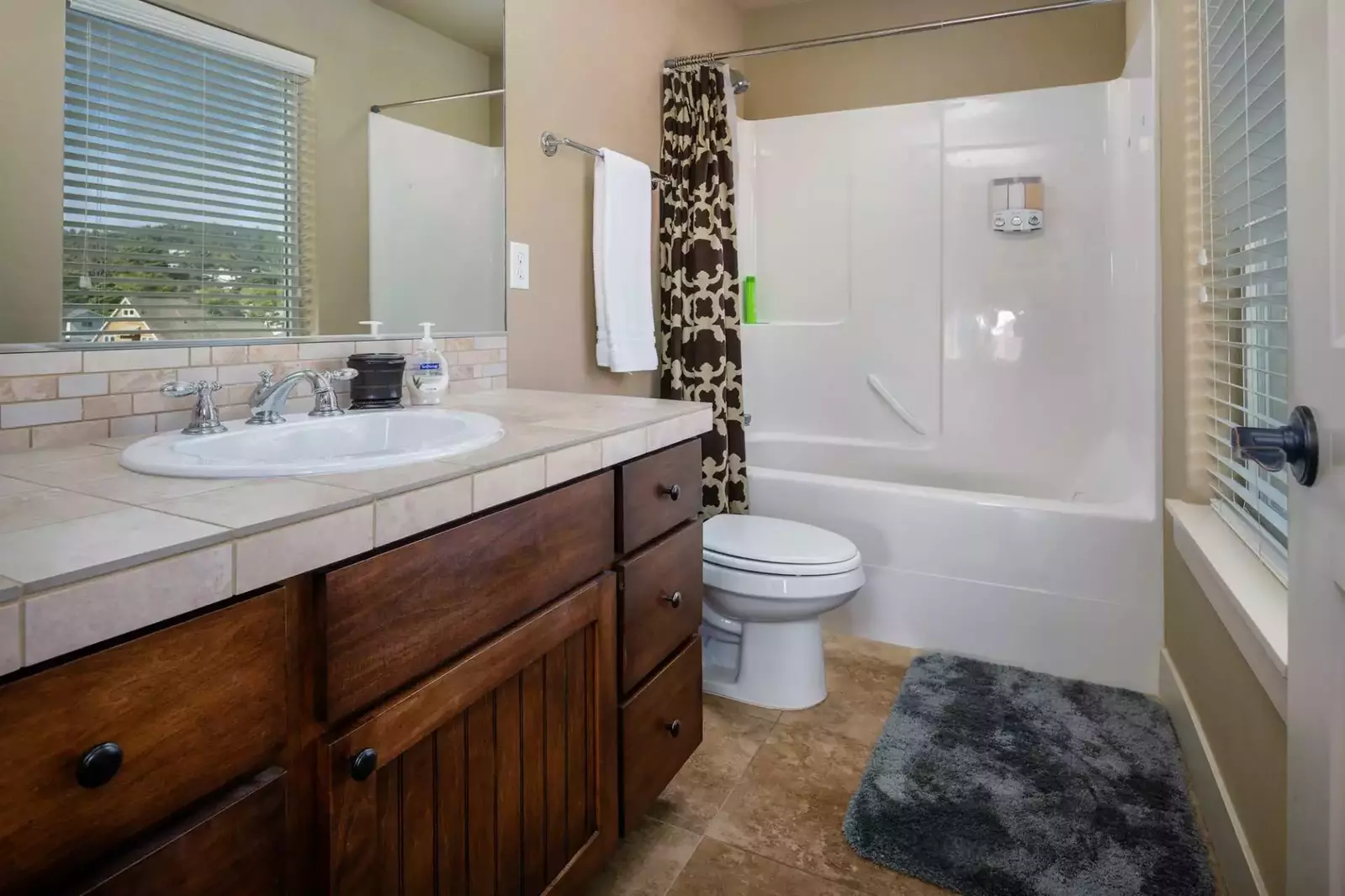 With 3 full bathrooms everyone staying here has ample privacy.