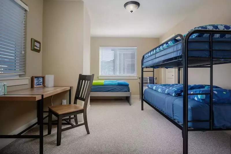 Plenty of sleeping space along with an office space for your work/study needs.