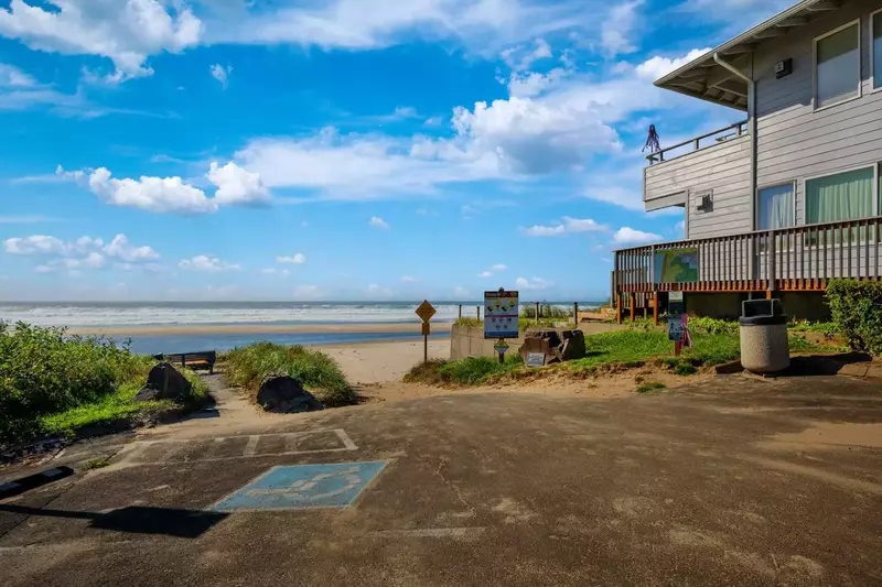 Pacifica is in Lincoln City, comfortably situated in a tranquil neighborhood blocks from Highway 101.