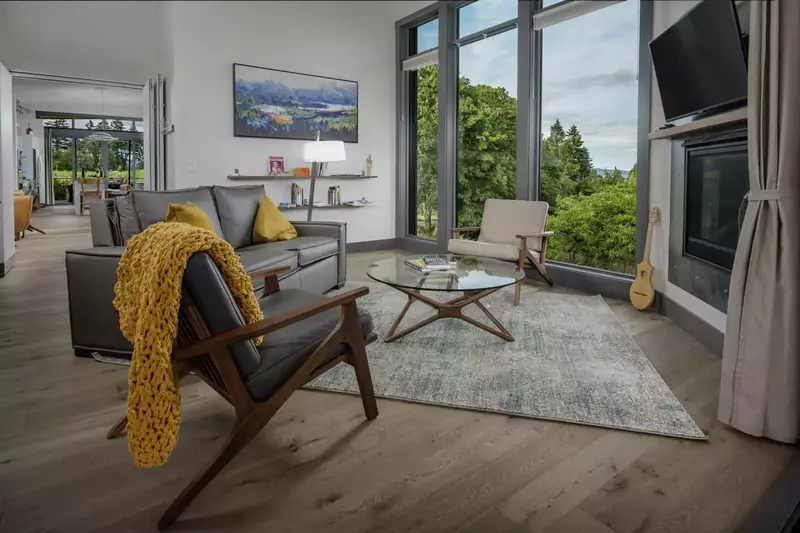 "Large windows with lots of light and great greenery and views." - Charlie