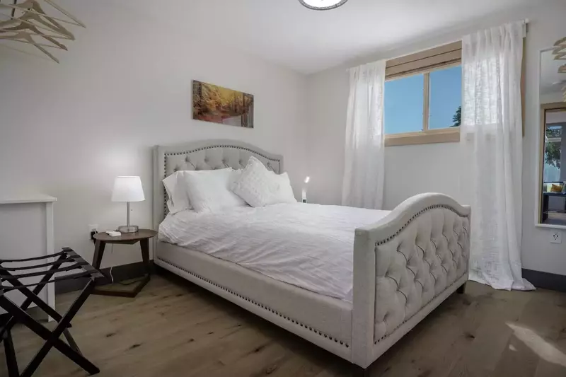 "Large windows with lots of light and great greenery and views." - Charlie