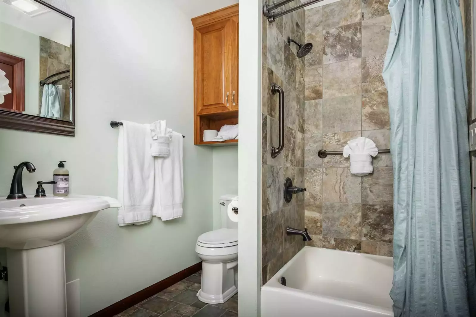 All bedrooms but the bunk room have en suite bathrooms.