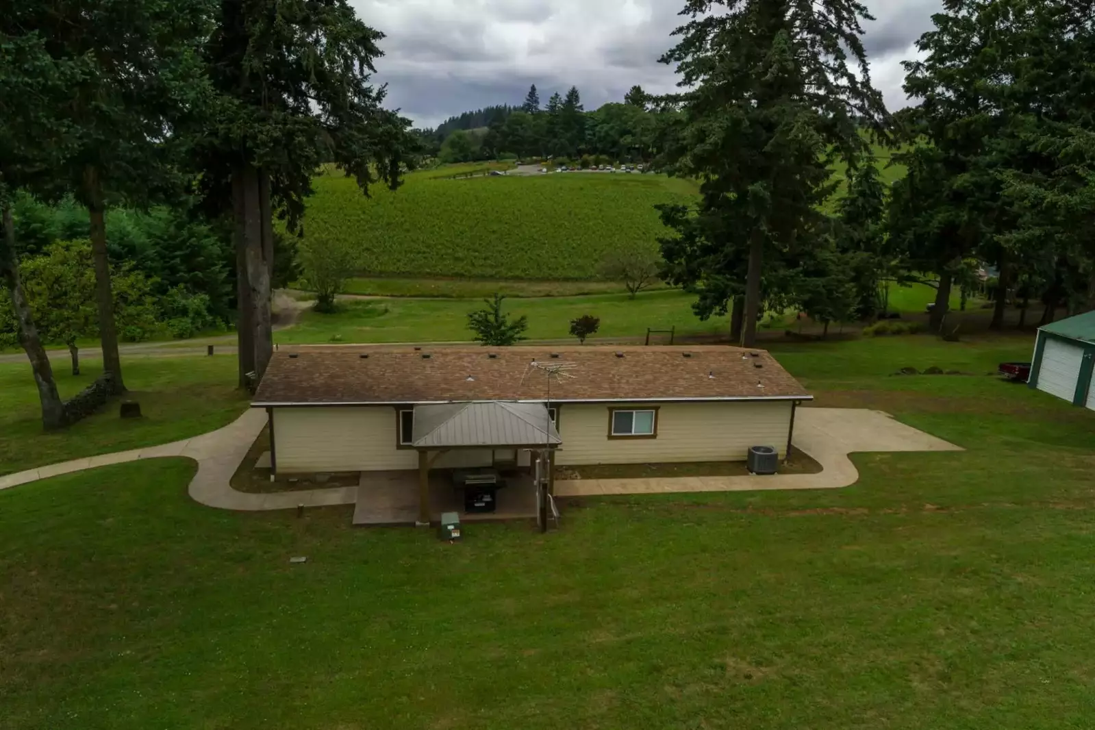 Great location, close to a lot of vineyards. A wonderful property, we had a comfortable and relaxed stay. -Rubyna
