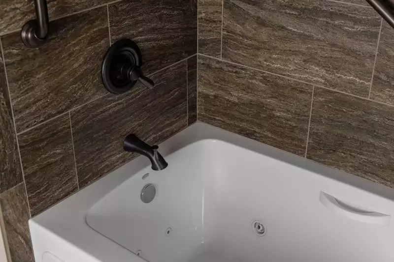 With 5 full bathrooms everyone staying here has ample privacy.