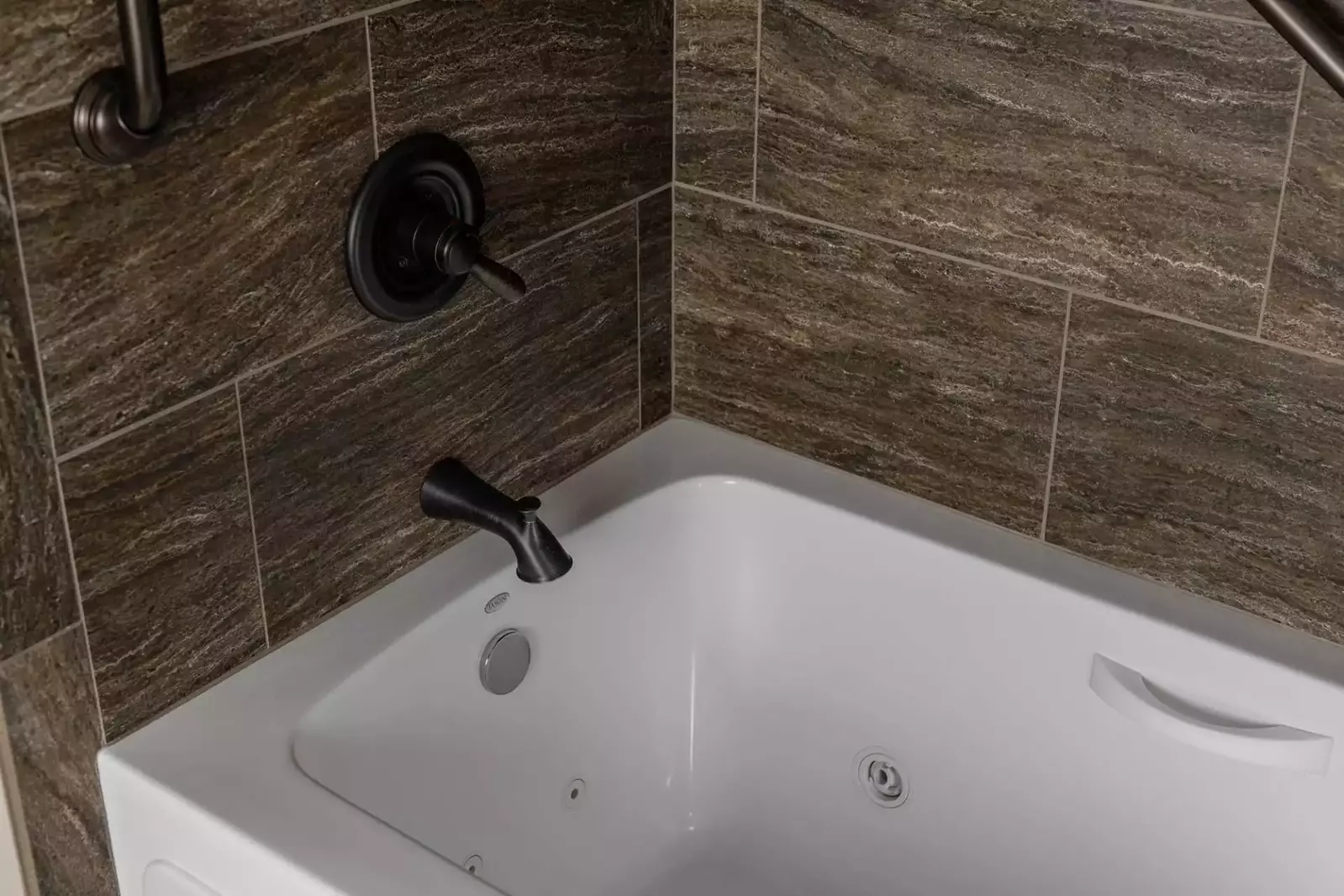 With 5 full bathrooms everyone staying here has ample privacy.