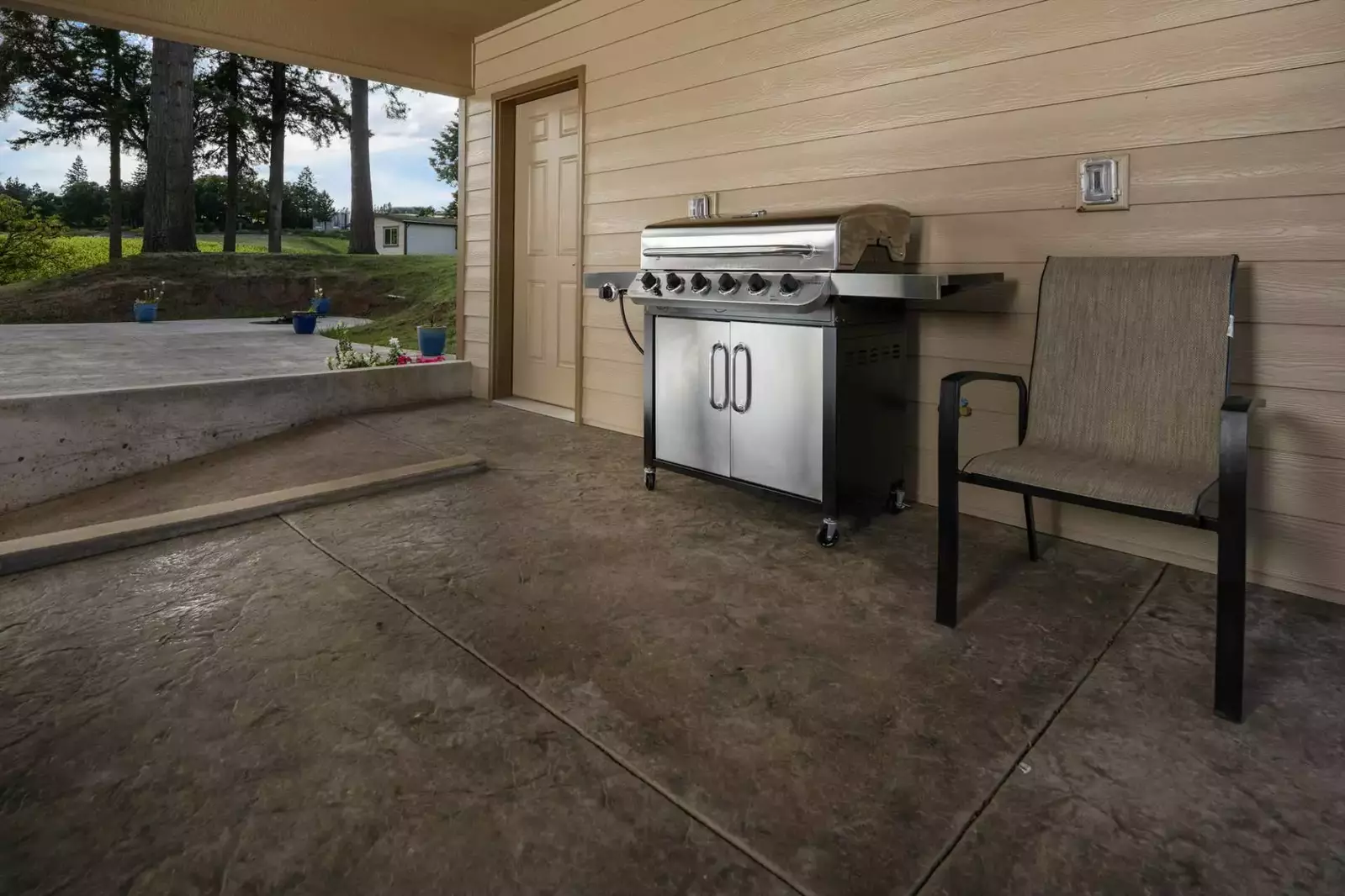 This oversized BBQ is perfect for your grilling desires.
