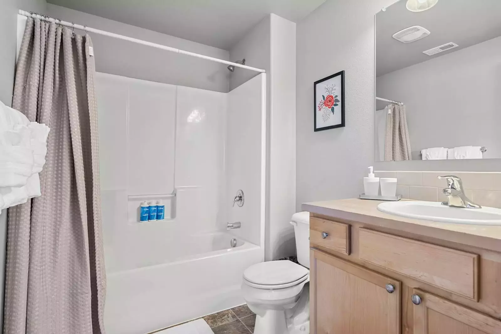 With 3.5 bathrooms everyone staying here has ample privacy.