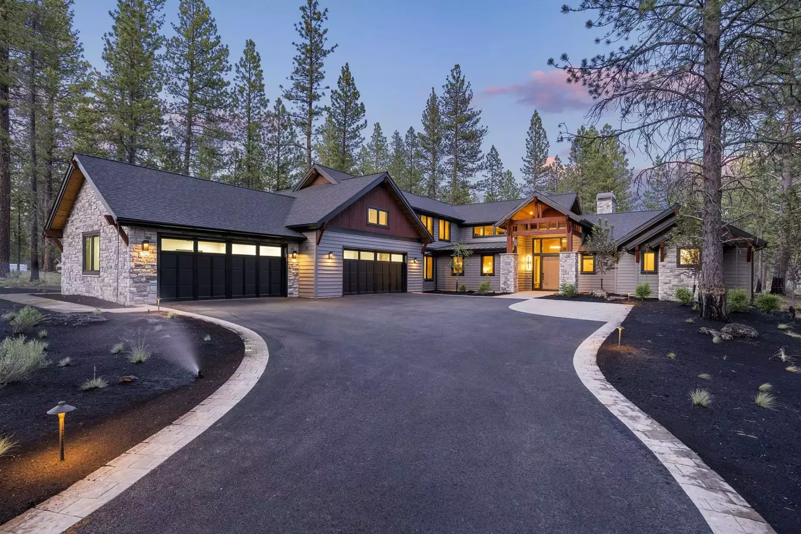 Elk Run Retreat is an expansive and luxurious rental just south of Sunriver.