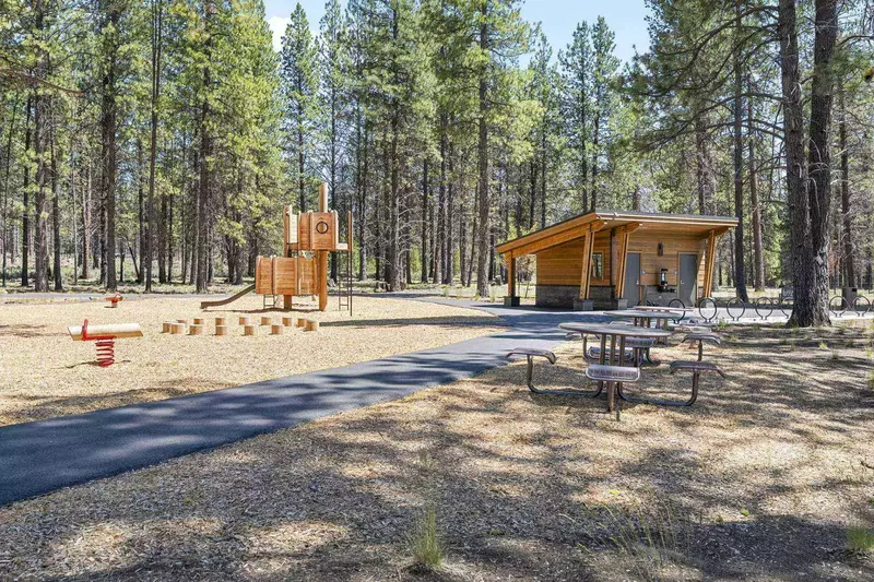 Elk Run Retreat is close to a cute playground.