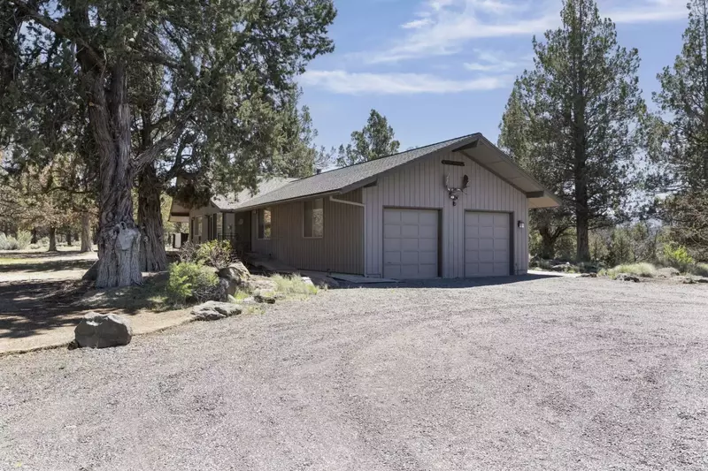 This rental is also close to two of the 7 Natural Wonders of Oregon: Smith Rock and the Painted Hills.