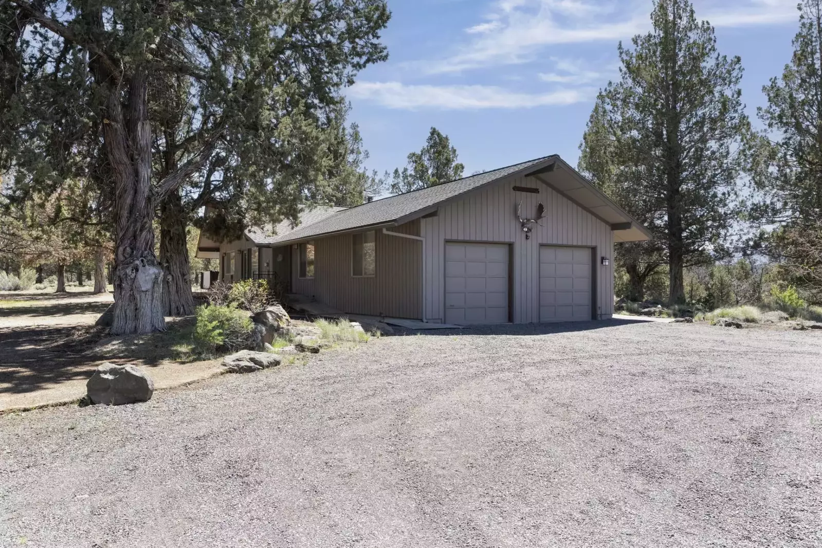 This rental is also close to two of the 7 Natural Wonders of Oregon: Smith Rock and the Painted Hills.