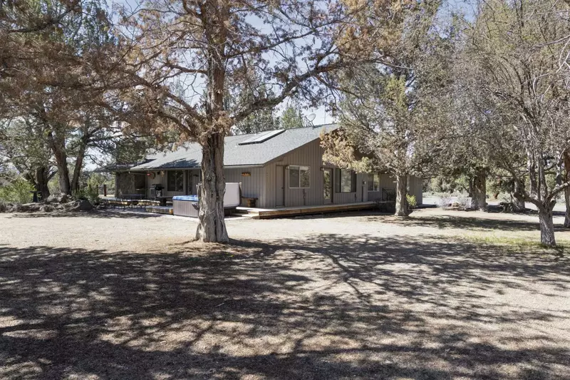 Bend is one of the most vibrant cities in Oregon. It is full of shops, art, breweries, parks, restaurants, and so much more!