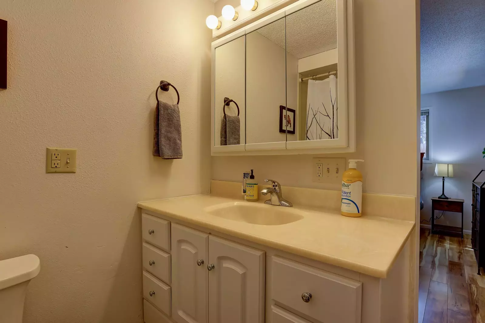 With 2 full bathrooms everyone has ample privacy.