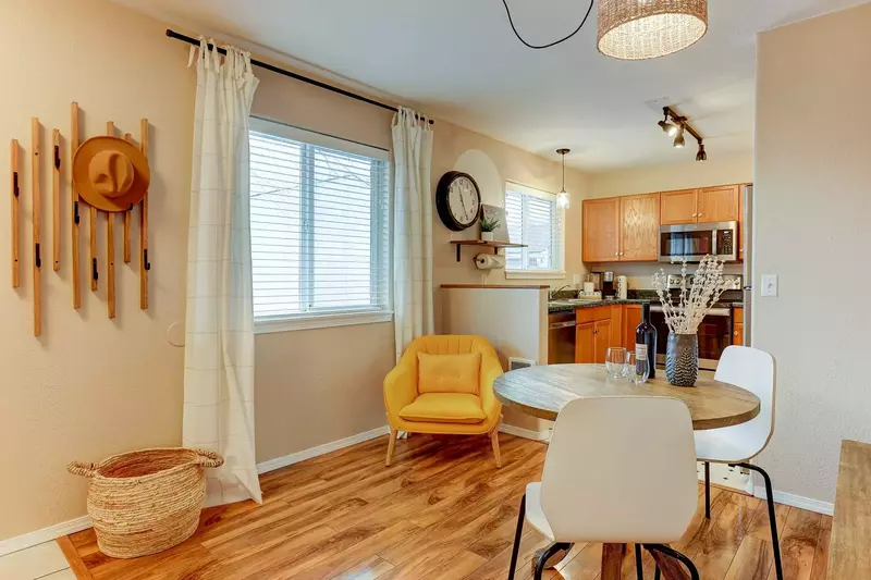 "House was clean, cozy, and well stocked. No complicated check in or check out process. Attentive hosts. Definitely willing to book again" - Perla