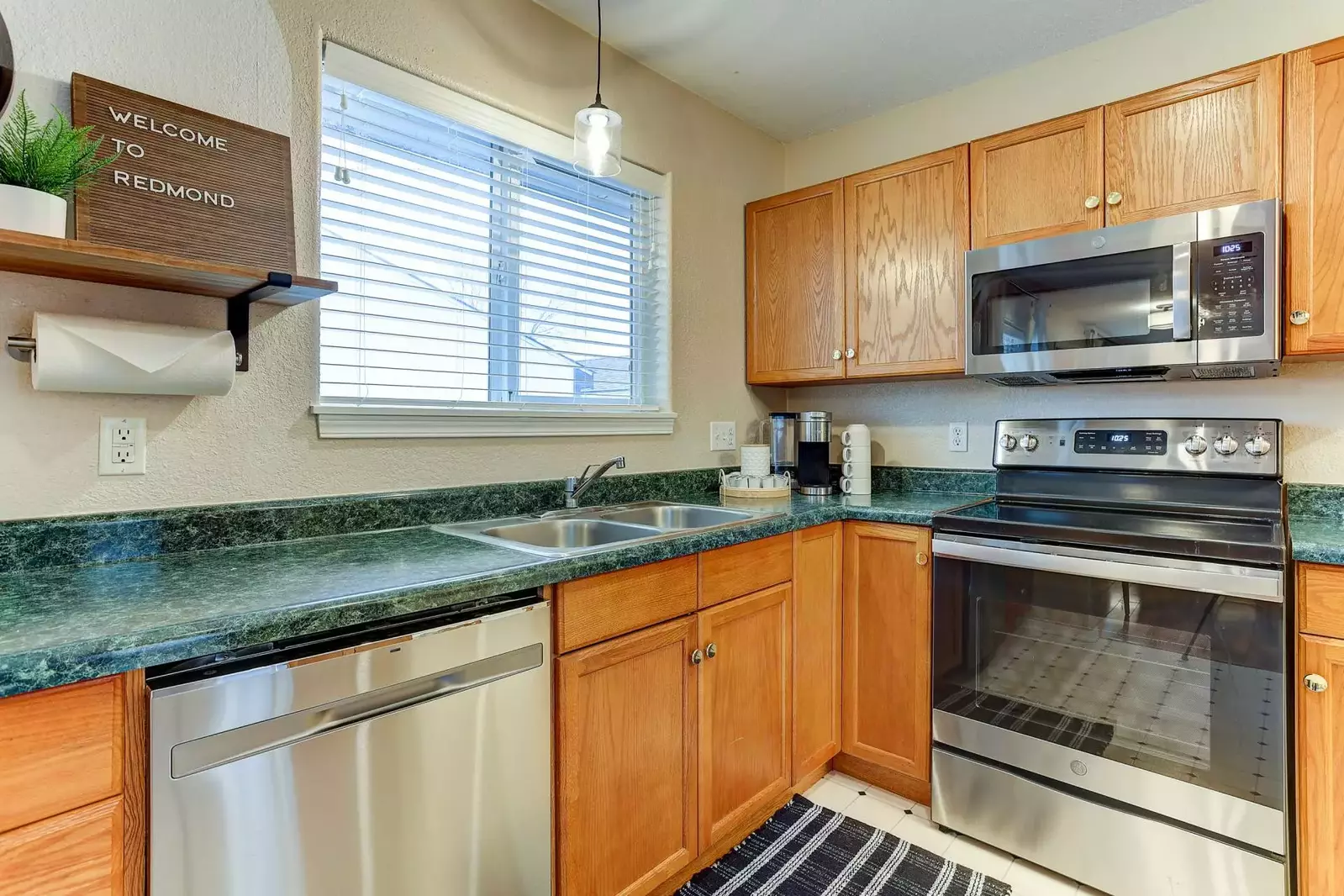 "Well stocked kitchen, comfortable environment. Very convenient location." - Gary