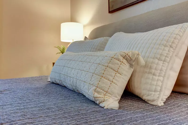 "Great location within walking distance to food trucks and coffee shops! Only a 13 minute drive to Smith Rock" - Linda