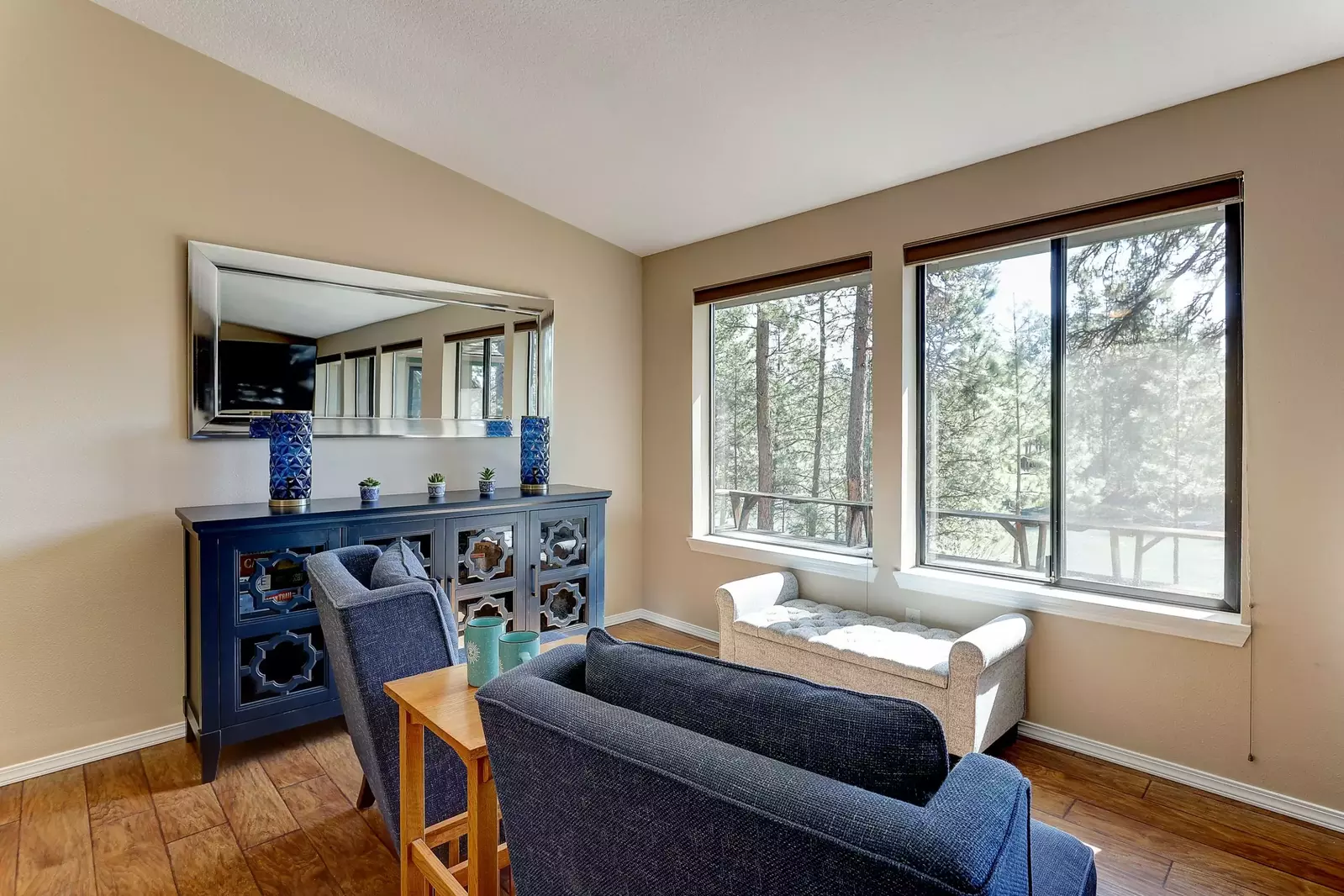 Enjoy relaxing with fantastic views of the beautiful Deschutes River.