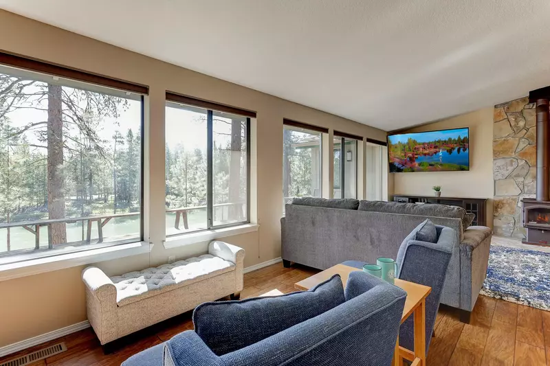 "Peaceful, quiet stay on the river. Wildlife viewing: deer, squirrels, geese, ducks. Cozy beds. Quick drive to Sunriver." - Jeanine