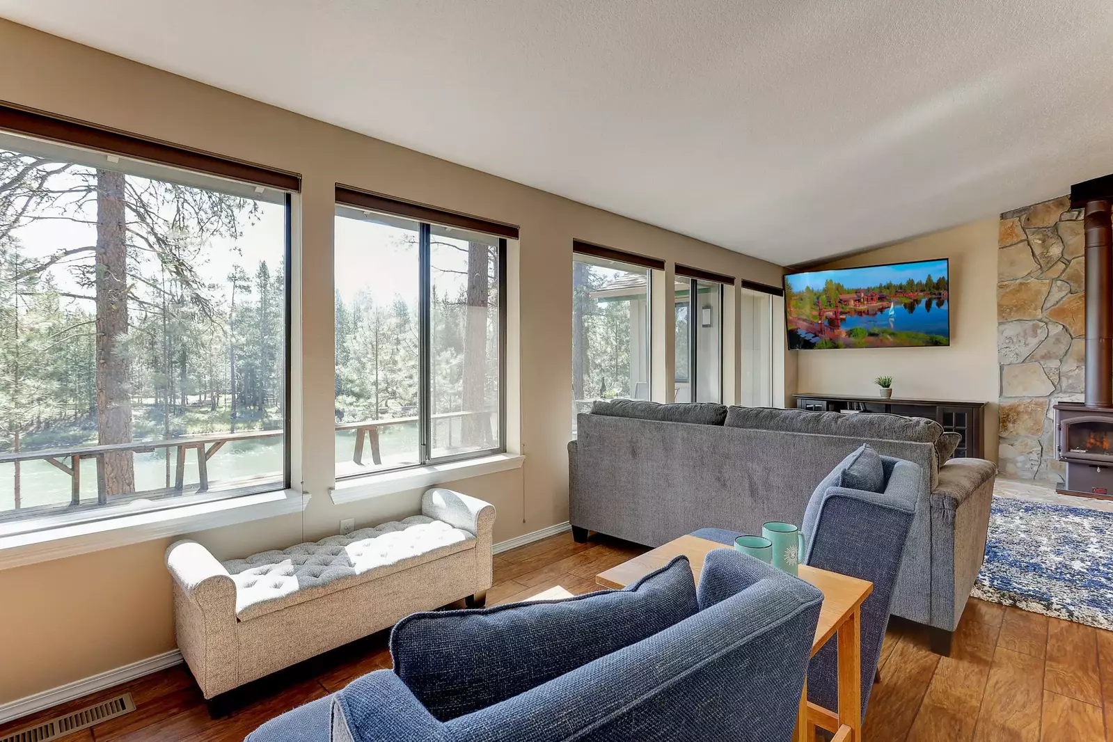 "Peaceful, quiet stay on the river. Wildlife viewing: deer, squirrels, geese, ducks. Cozy beds. Quick drive to Sunriver." - Jeanine