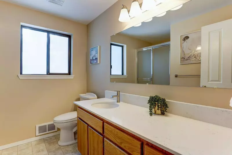 With 2 full bathrooms everyone has ample privacy.