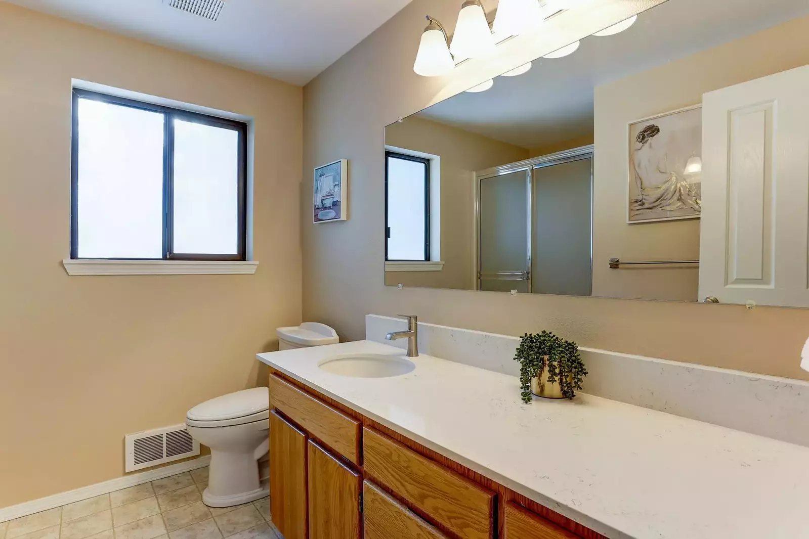 With 2 full bathrooms everyone has ample privacy.