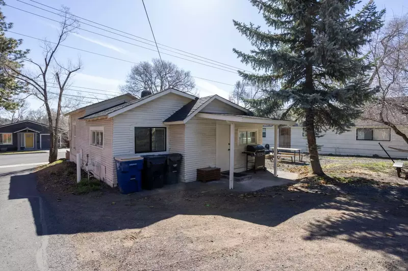 Bend is one of the most vibrant cities in Oregon. It is full of shops, art, breweries, parks, restaurants, and so much more!