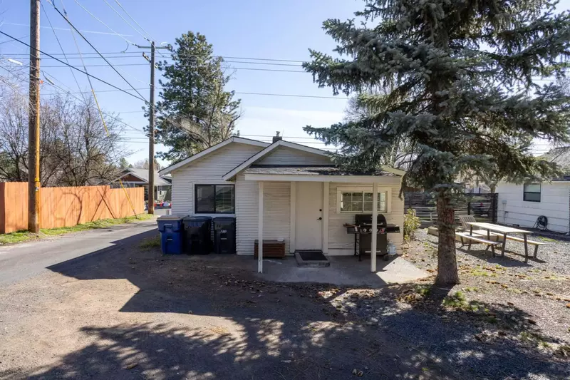 "Amazing location - very walkable to bars, restaurants, parks, etc." - Trina