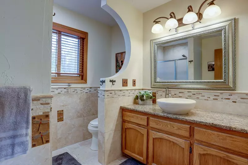 Ensuite bath off master bedroom.