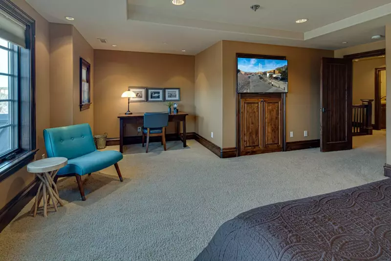 "Wonderful condo, very clean and well stocked with kitchen items. The river is just around the corner." - Joan