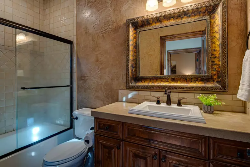 "Plenty of space for all of us and everything was clean and well appointed. It was a convenient location - only 20 minutes to Mt. Bachelor" - Nicol