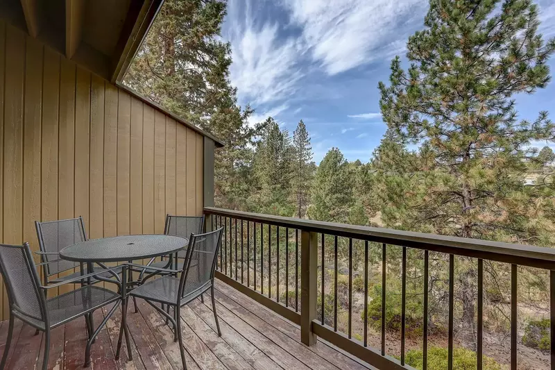 Enjoy a breakfast, brunch, or end of day dinner surrounded by Central Oregon's greatness.