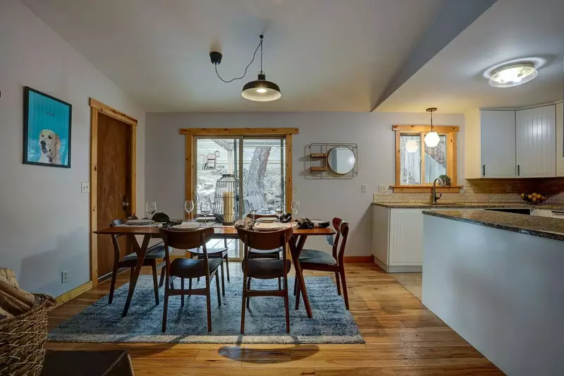 Comfortable dining for 6-8 people