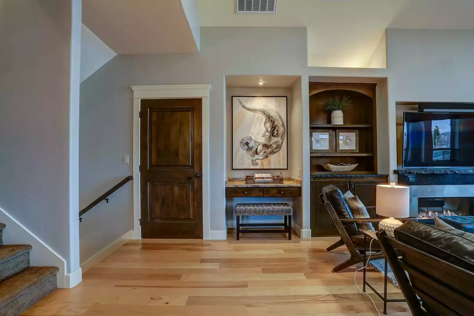 Oregon-inspired original artwork and wall hangings remind you where you are at all times