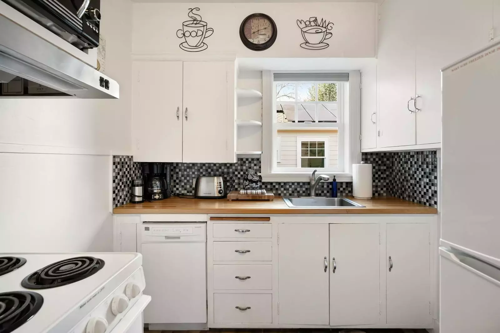 Cook a delicious meal in this fully equipped kitchen.
