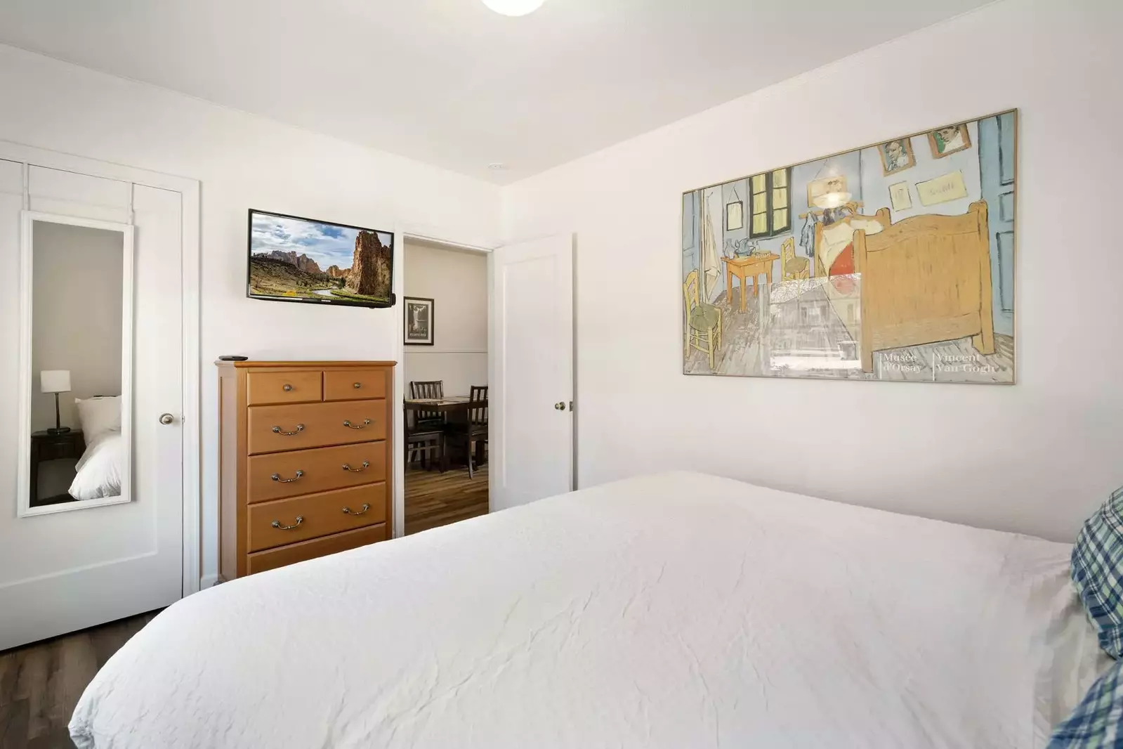 "Amazing location. Bed is very comfortable and cottage is well equipped." - Theresa