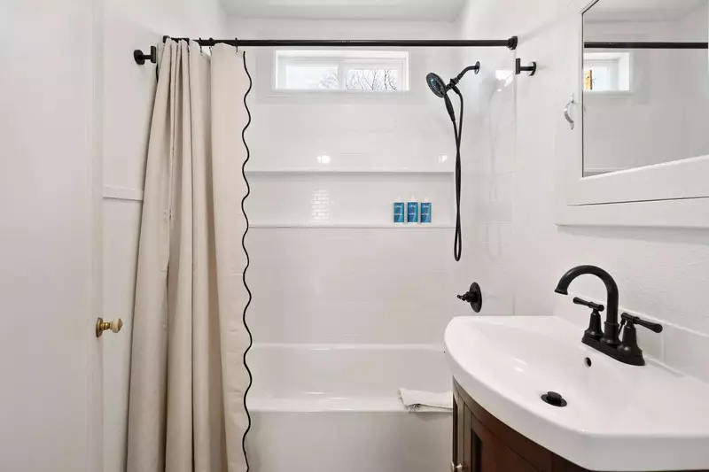 "Wonderful stay. Unit was clean, bathroom and kitchen worked well, beds were comfortable, check-in procedure was clear." - Yvonne