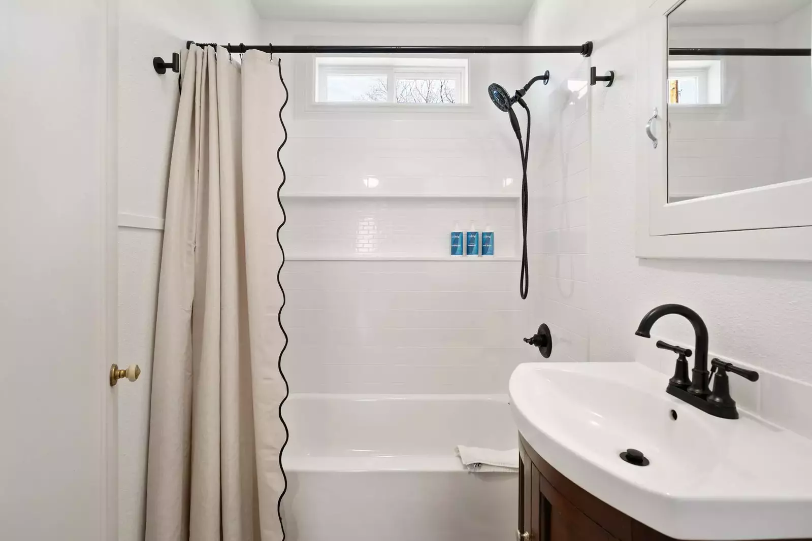 "Wonderful stay. Unit was clean, bathroom and kitchen worked well, beds were comfortable, check-in procedure was clear." - Yvonne