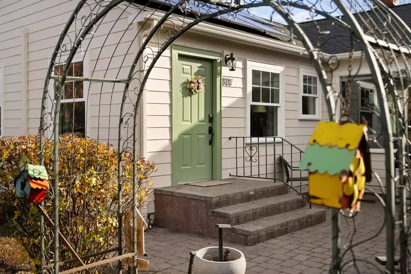 "Pleasant location across the street from park and within walking distance to two different downtown districts." - Keith