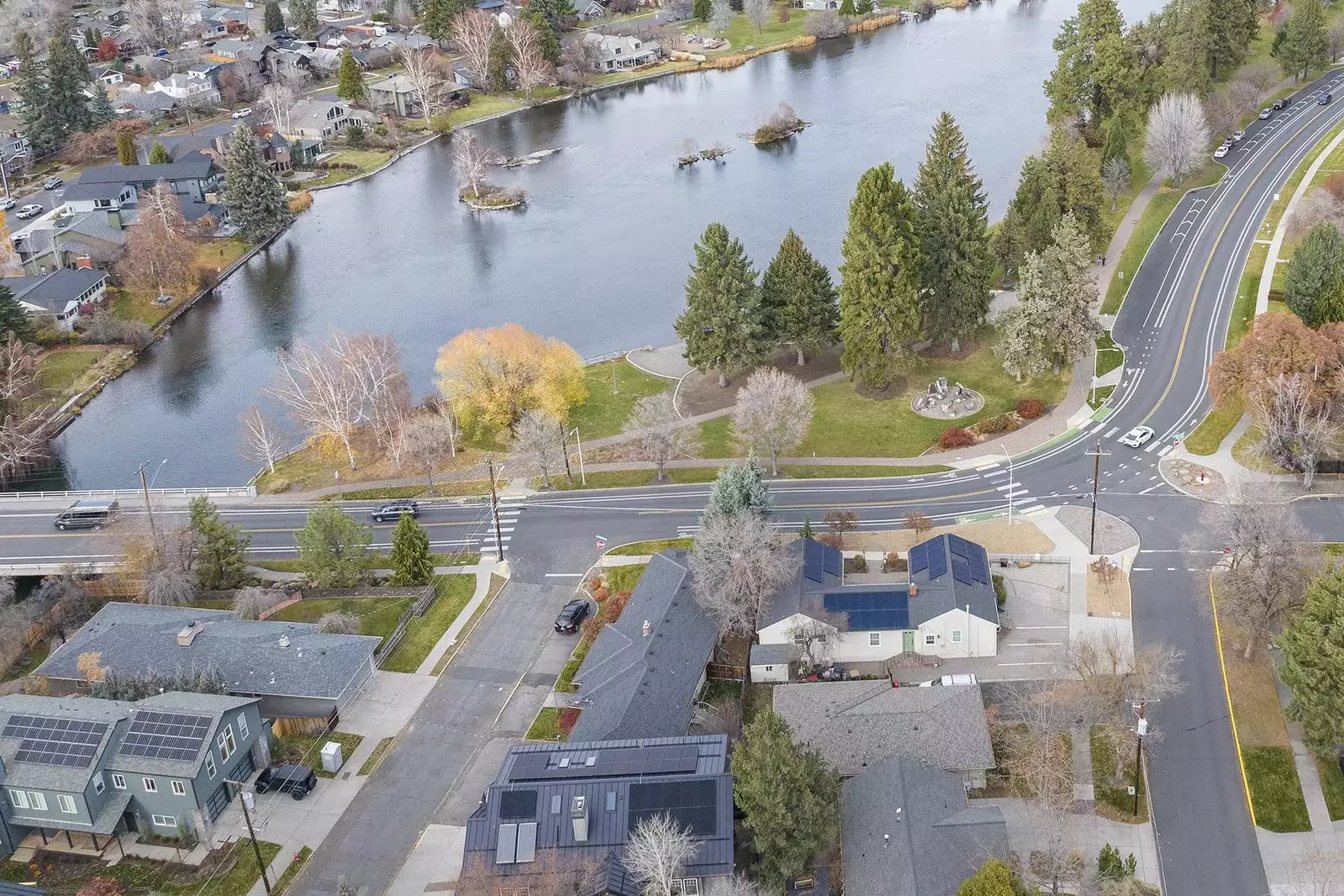 The condo itself has a lovely courtyard and is well appointed with everything you need for a lovely stay. We would absolutely stay here again -Heather