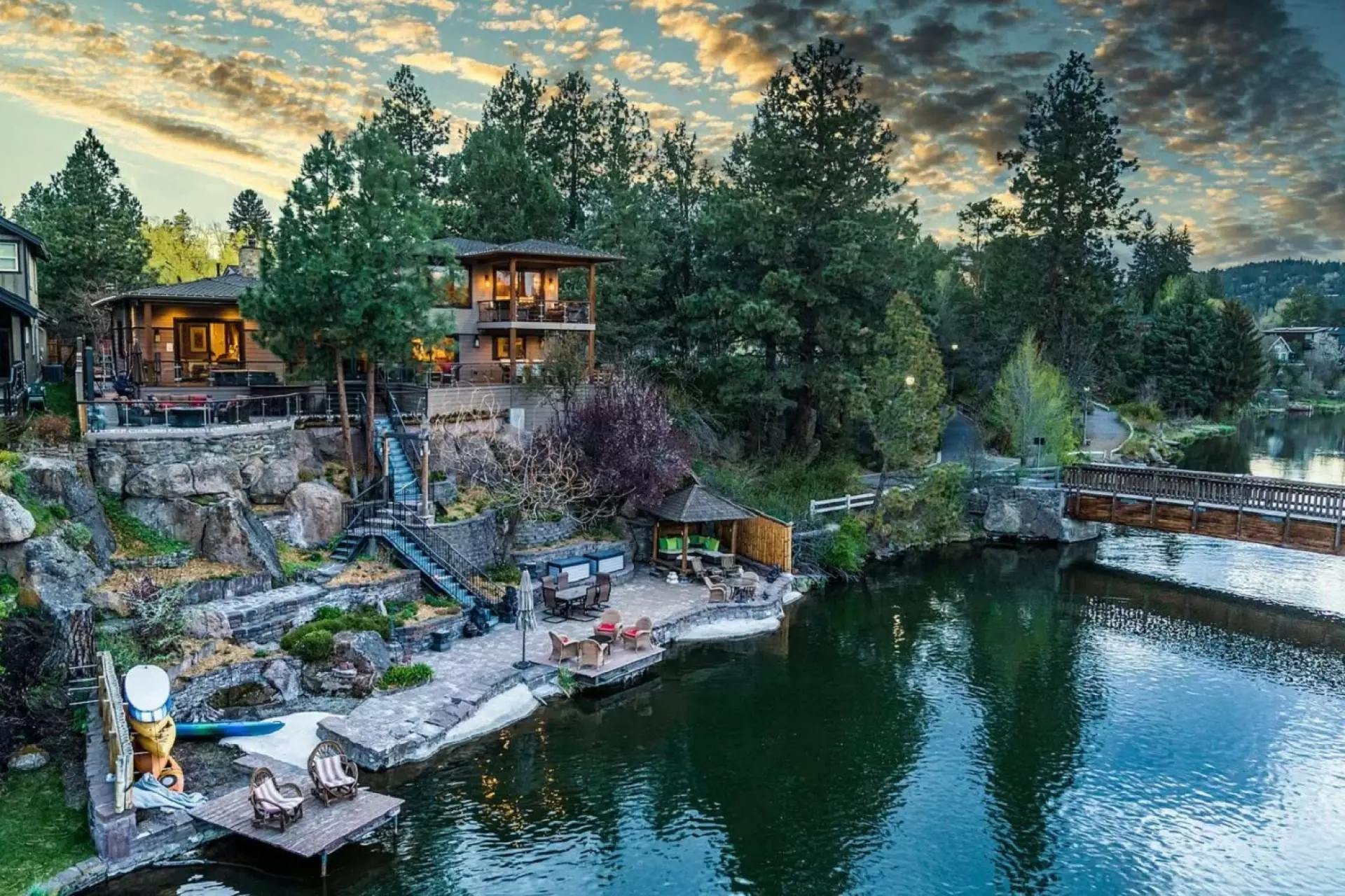 Riverfront Central Estate - 4 bedroom Rental in Bend