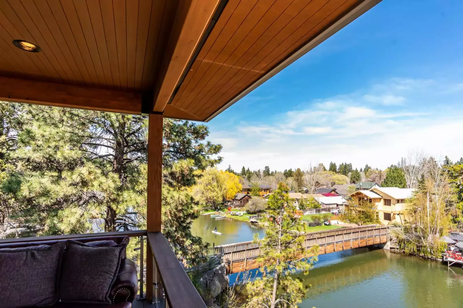 The Columbia bridge crosses the river from Columbia park, situated next door.  Downtown is only a few blocks away.