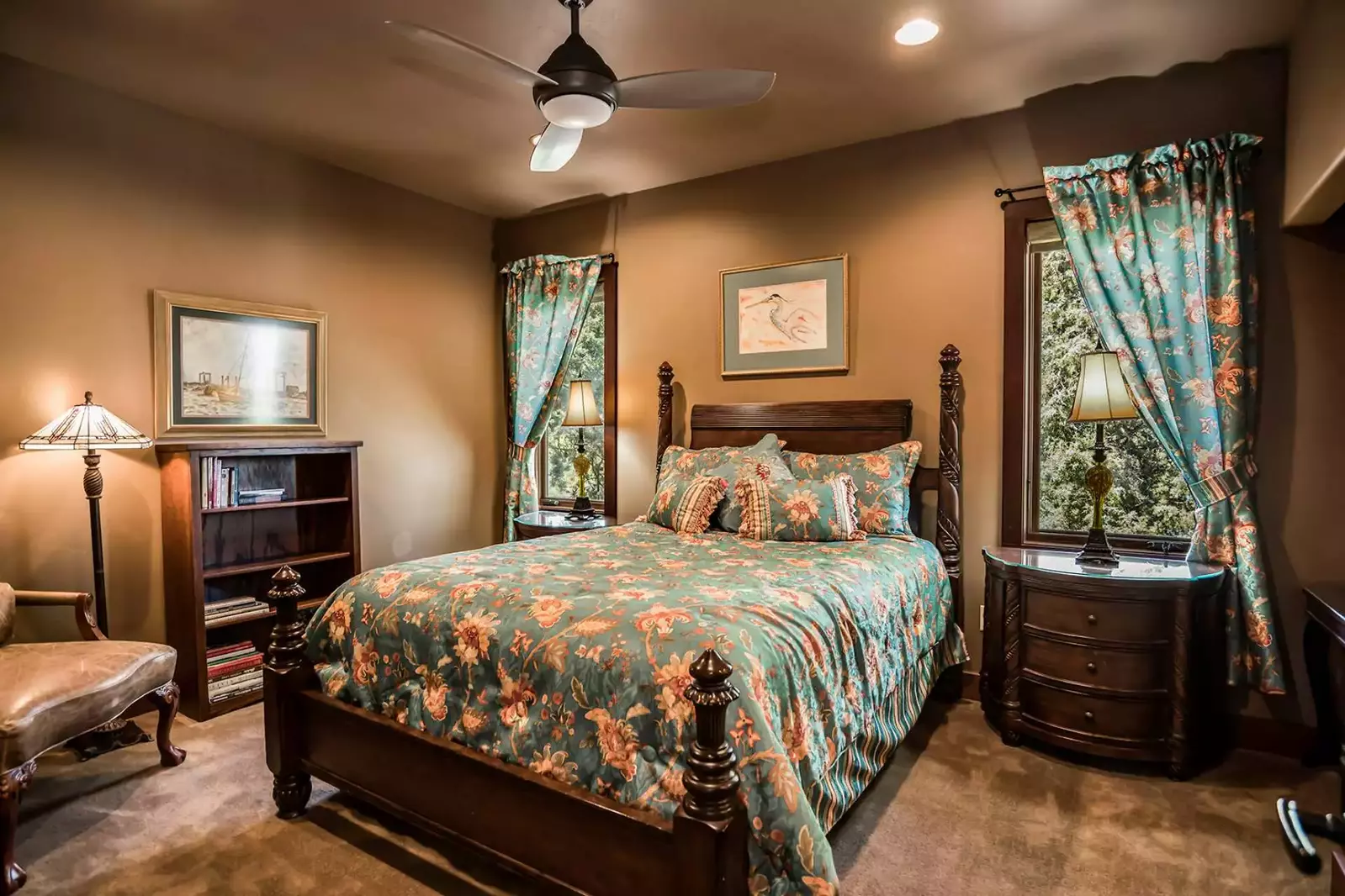 Queen bedroom on 2nd level