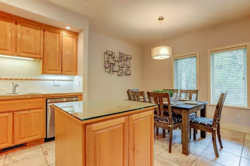 dining area, table seats 6 comfortably