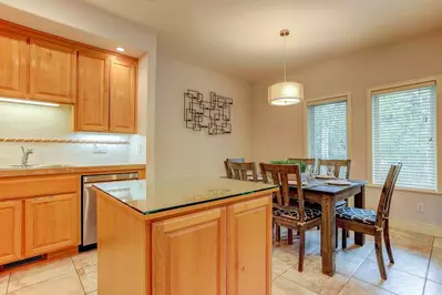 dining area, table seats 6 comfortably