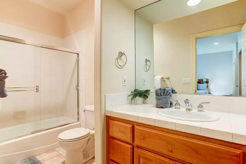 Master ensuite bath with shower/tub combo